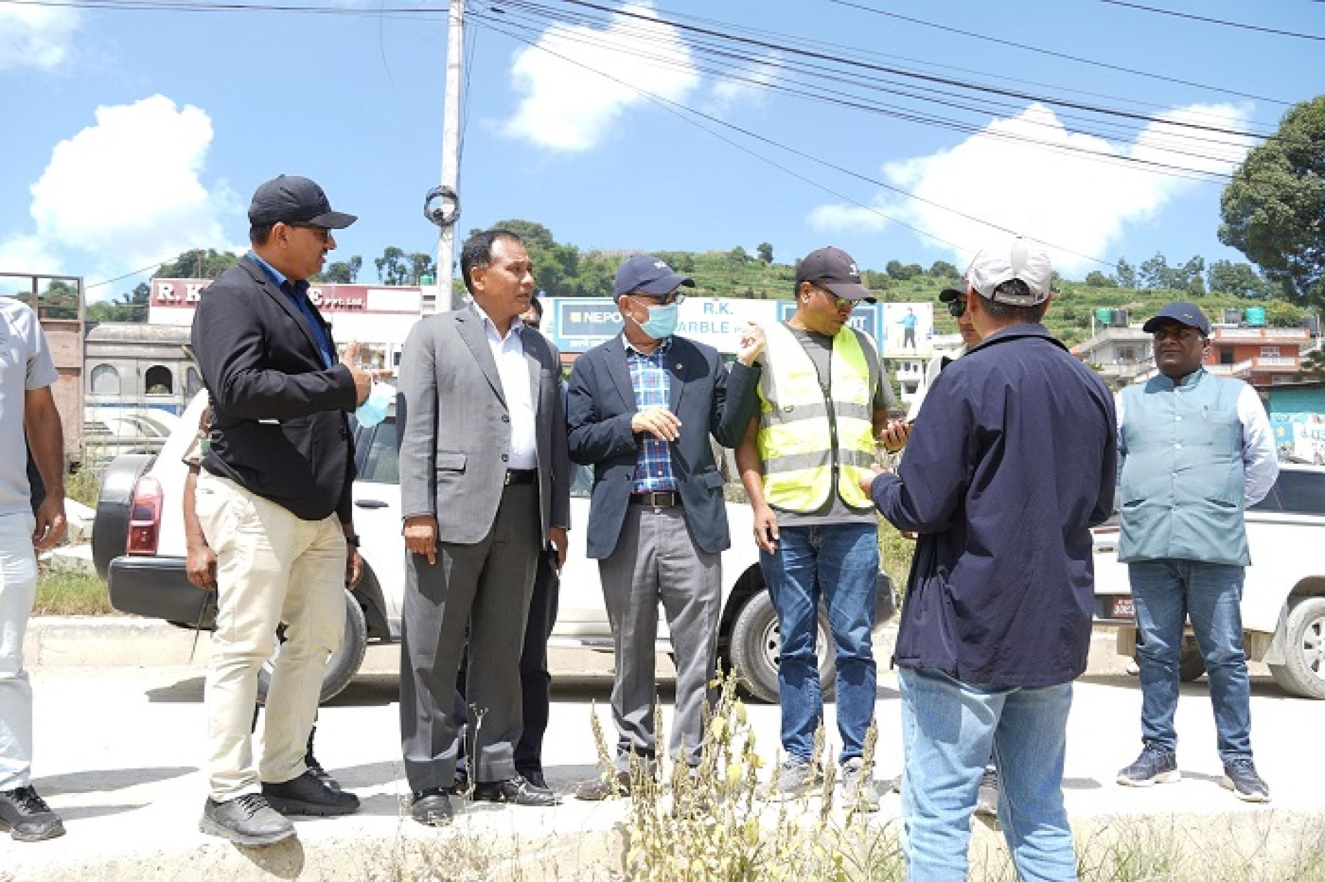 मन्त्री घिसिङद्वारा सूर्यविनायक–धुलिखेल सडकको अनुगमन, बजेटको अभाव हुन नदिने बाचा